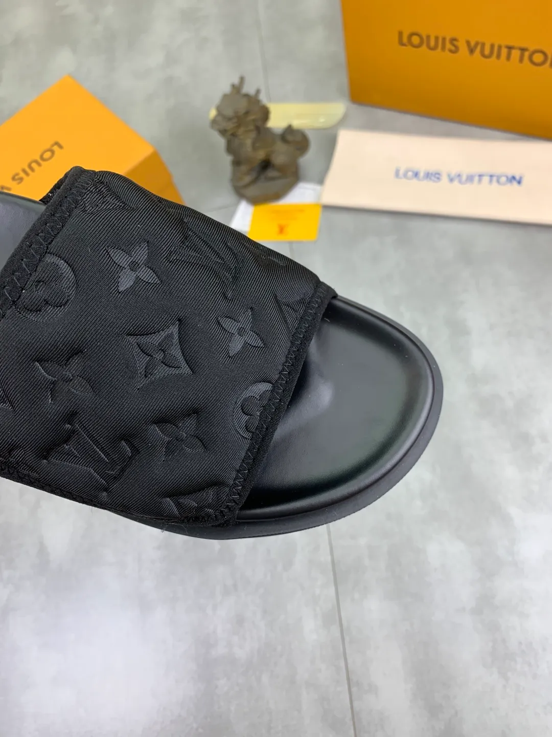 Men's shoes 💰P320 💰[New style]🆘 Original quality [LOUIS VUITTON] The popular Louis Vuitton LV men's slippers on the official website are on sale simultaneously! Original fabric imported from Italy, original factory special supply, code number: 38-44 (45 customized), many colors available